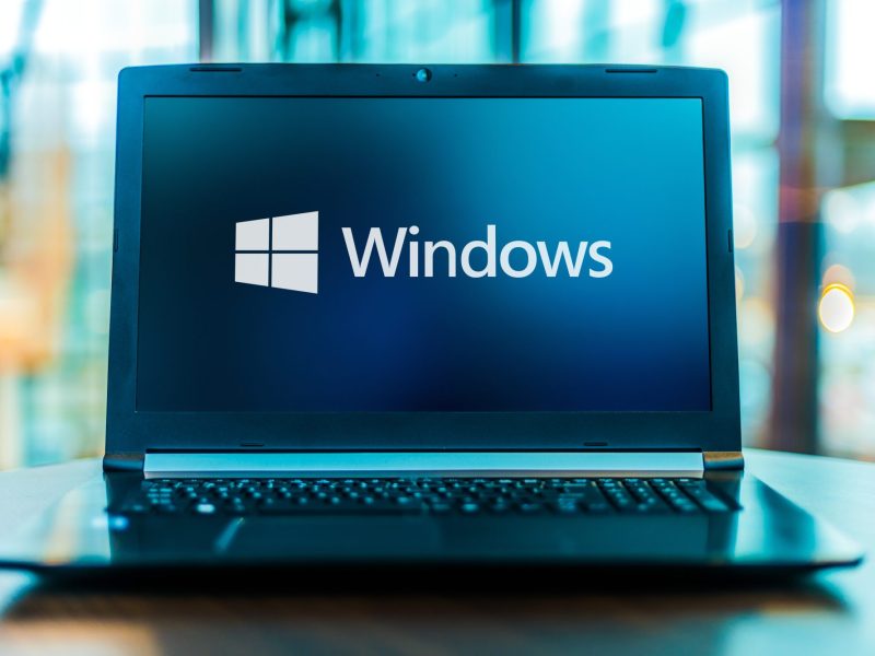 Windows-Logo auf einem Laptop-Display.