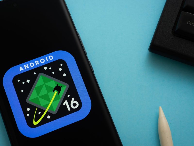 Android 16-Logo auf einem Smartphone-Bildschirm.
