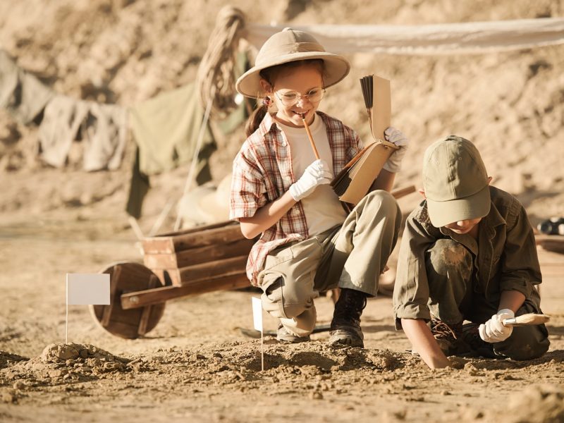 Kinder graben einen archäologischen Fund aus. (Symbolbild)