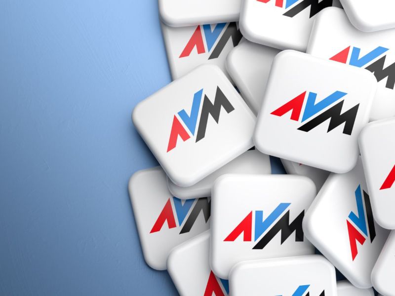 Mehrere AVM-Symbole vor blauem Hintergrund.