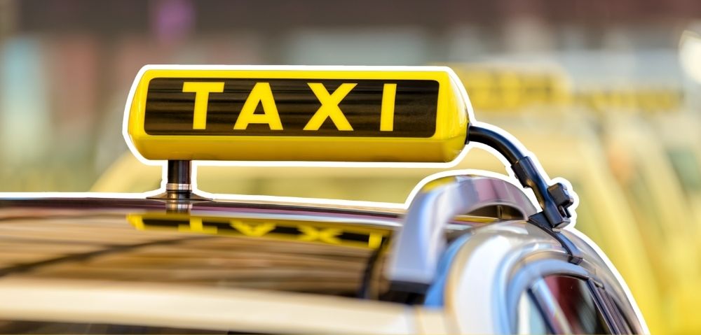 Taxi-Schild auf einem Auto