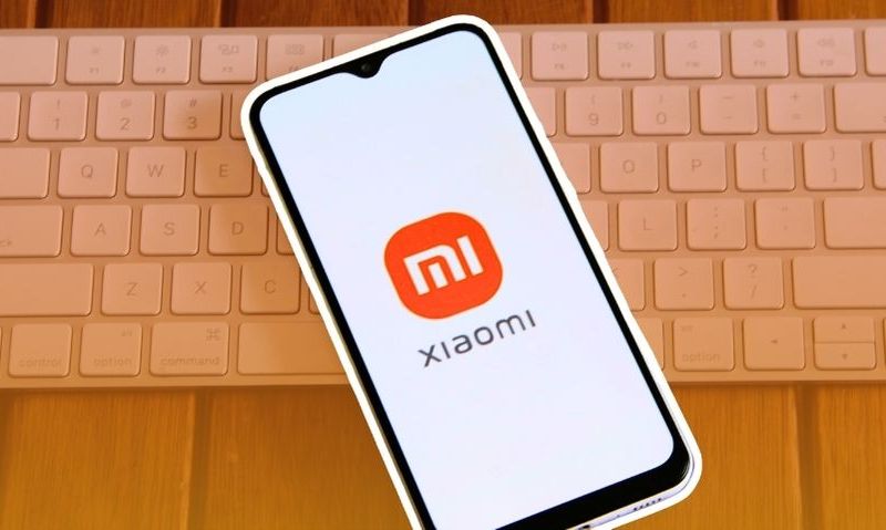 Xiaomi-Handy liegt auf einer Tastatur